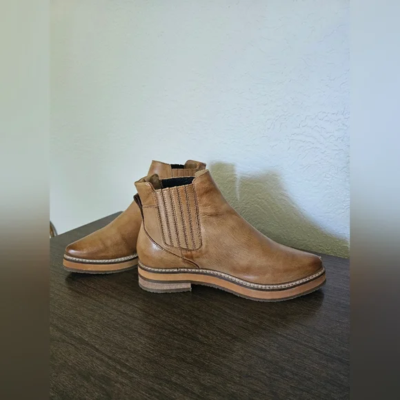 Roolee Women's Tan Leather Chelsea Boots - Picture 4 of 8